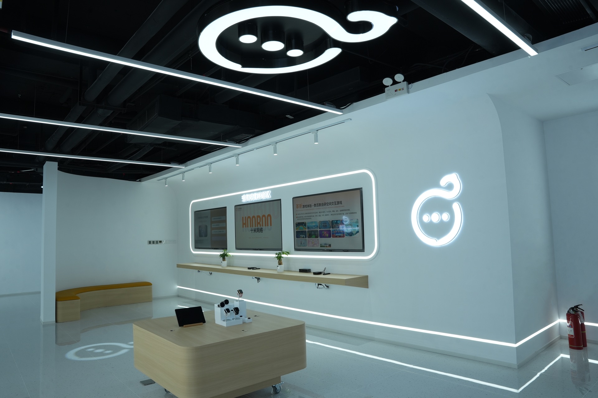 十米网络团队成员在展厅围绕产品成果交流讨论
